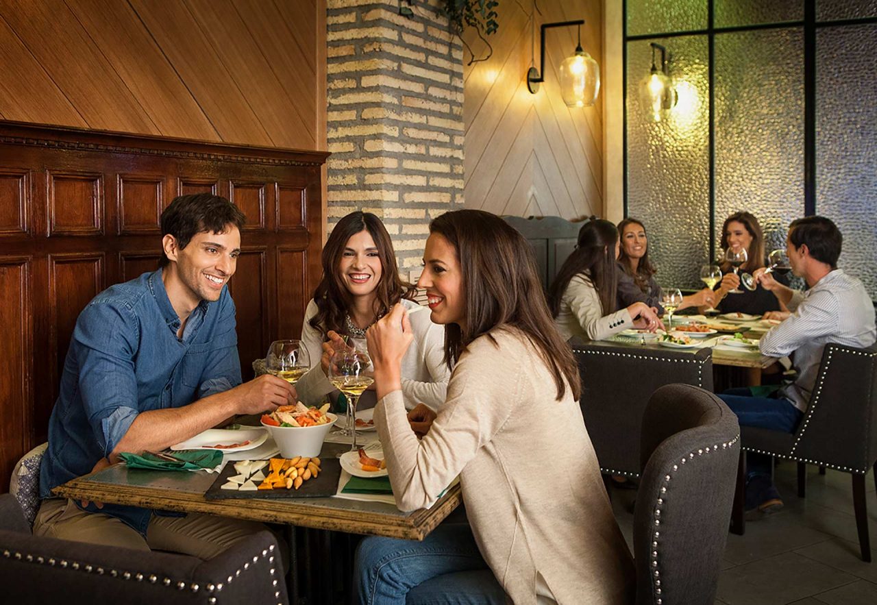 montal personas 9 en la sala de las caderas Espacio gastronómico en Zaragoza y Tienda Gourmet MONTAL